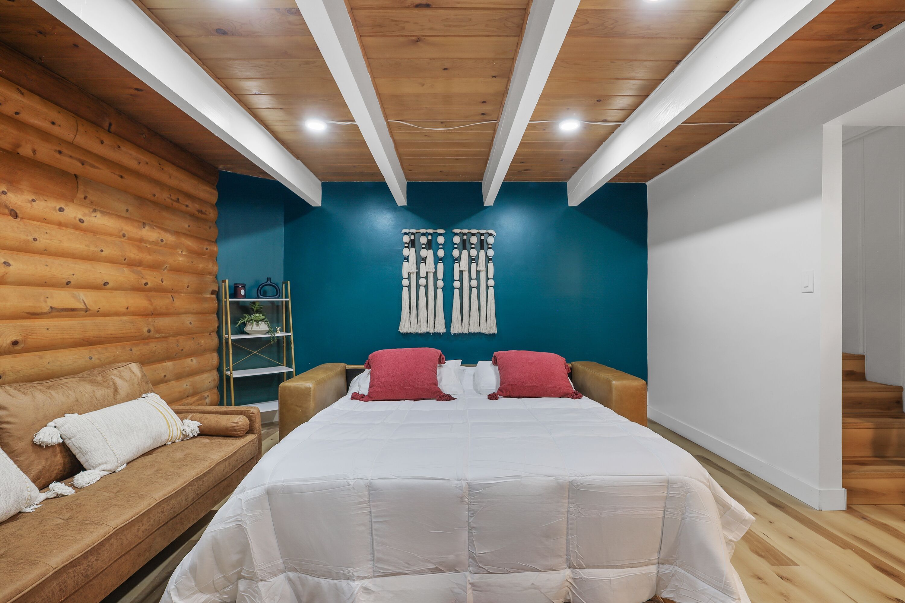 Desk, WiFi, bed sheets