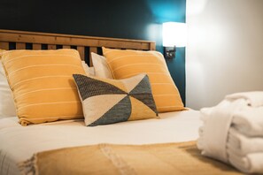 Escritorio, wifi y ropa de cama 