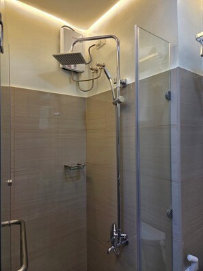 Appartamento Standard | Bagno | Doccia, set di cortesia gratuito, asciugamani, sapone