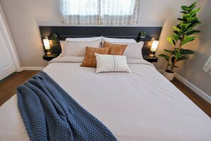 4 Schlafzimmer, Schreibtisch, Bügeleisen/Bügelbrett, Reisekinderbett