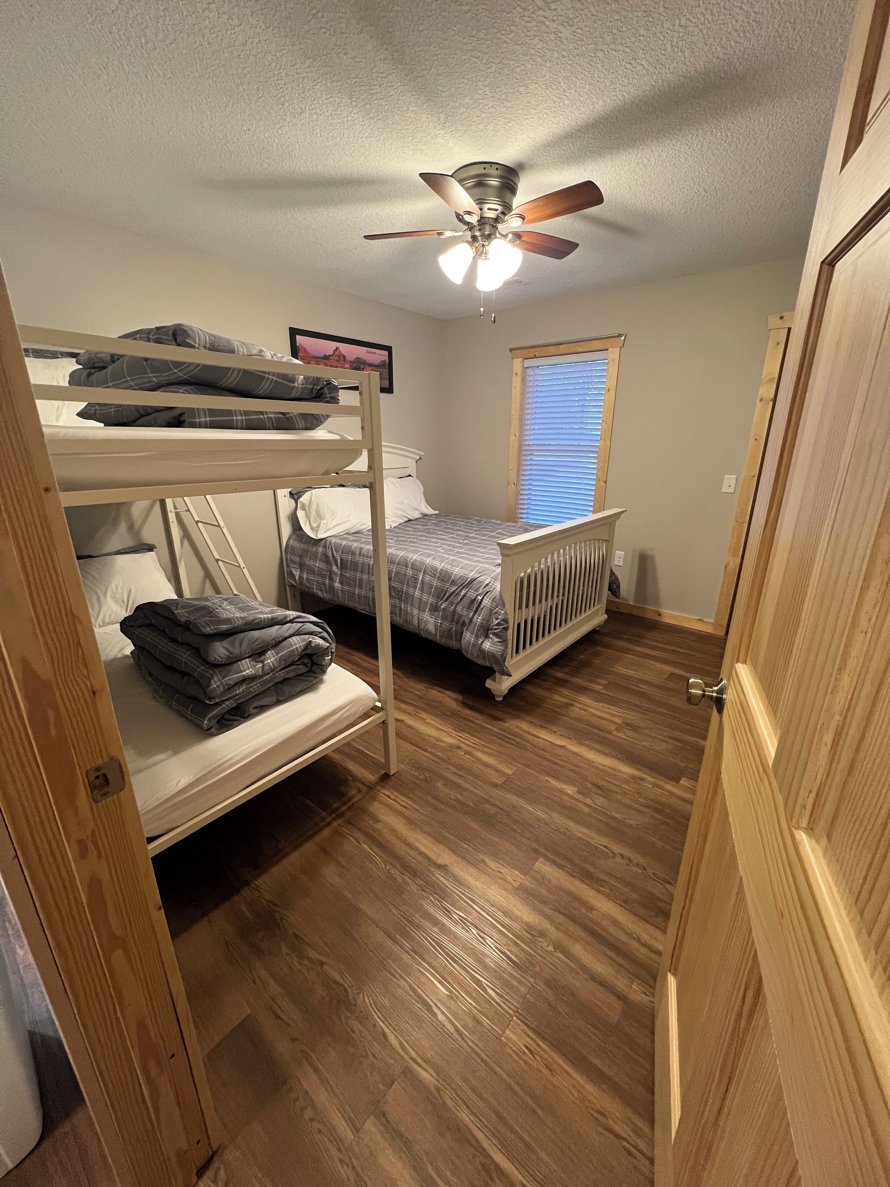 2 habitaciones, tabla de planchar con plancha, wifi y ropa de cama 
