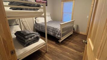 2 habitaciones, tabla de planchar con plancha, wifi y ropa de cama