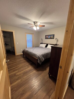 2 dormitorios, tabla de planchar con plancha, wifi y ropa de cama