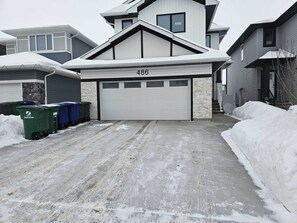 Property grounds - Henster Suite - Modern One-Bed in Brighton, SK (Saskatoon)