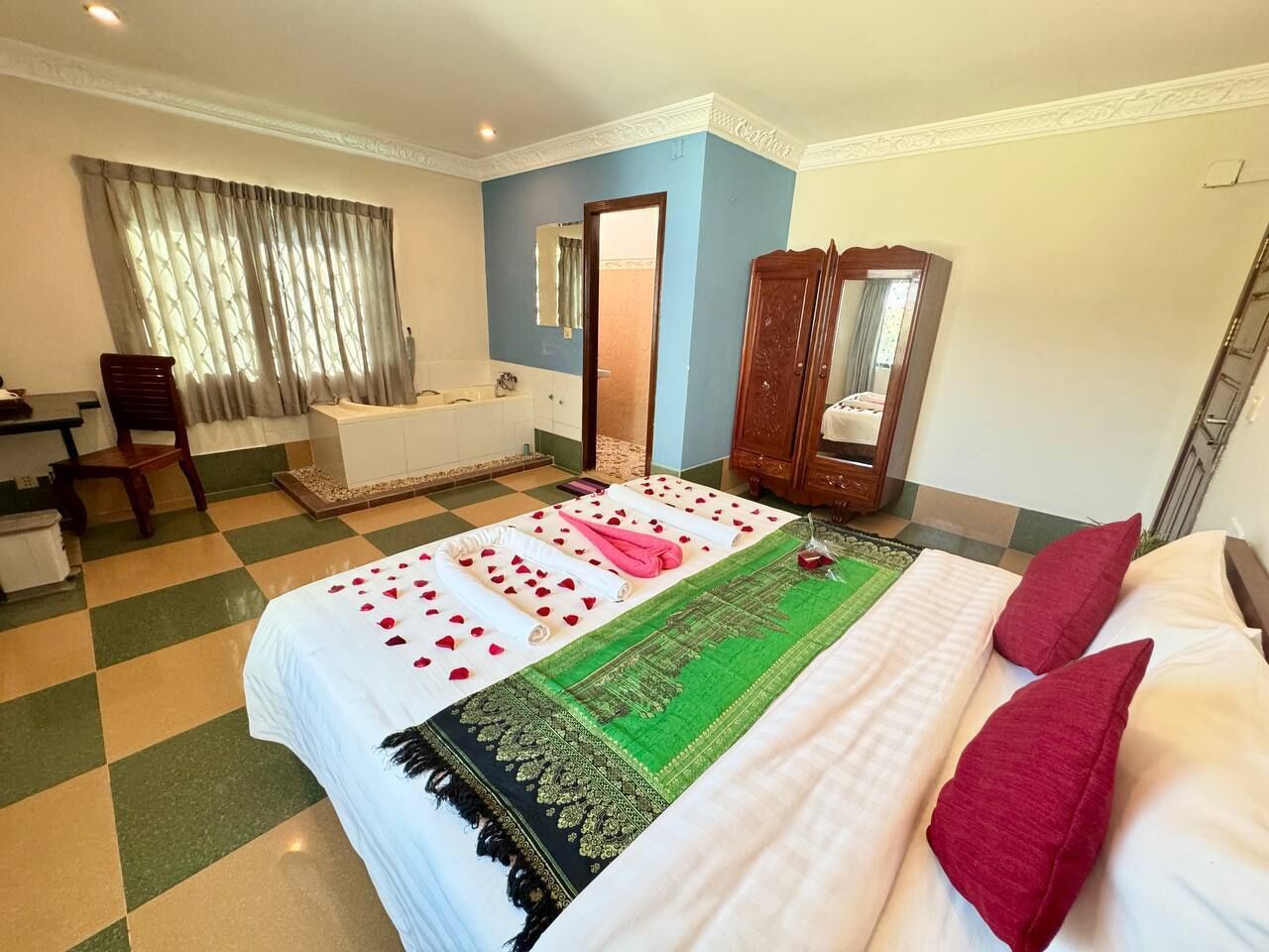 Superior tweepersoonskamer | Een bureau, een laptopwerkplek, een strijkplank/strijkijzer, gratis wifi