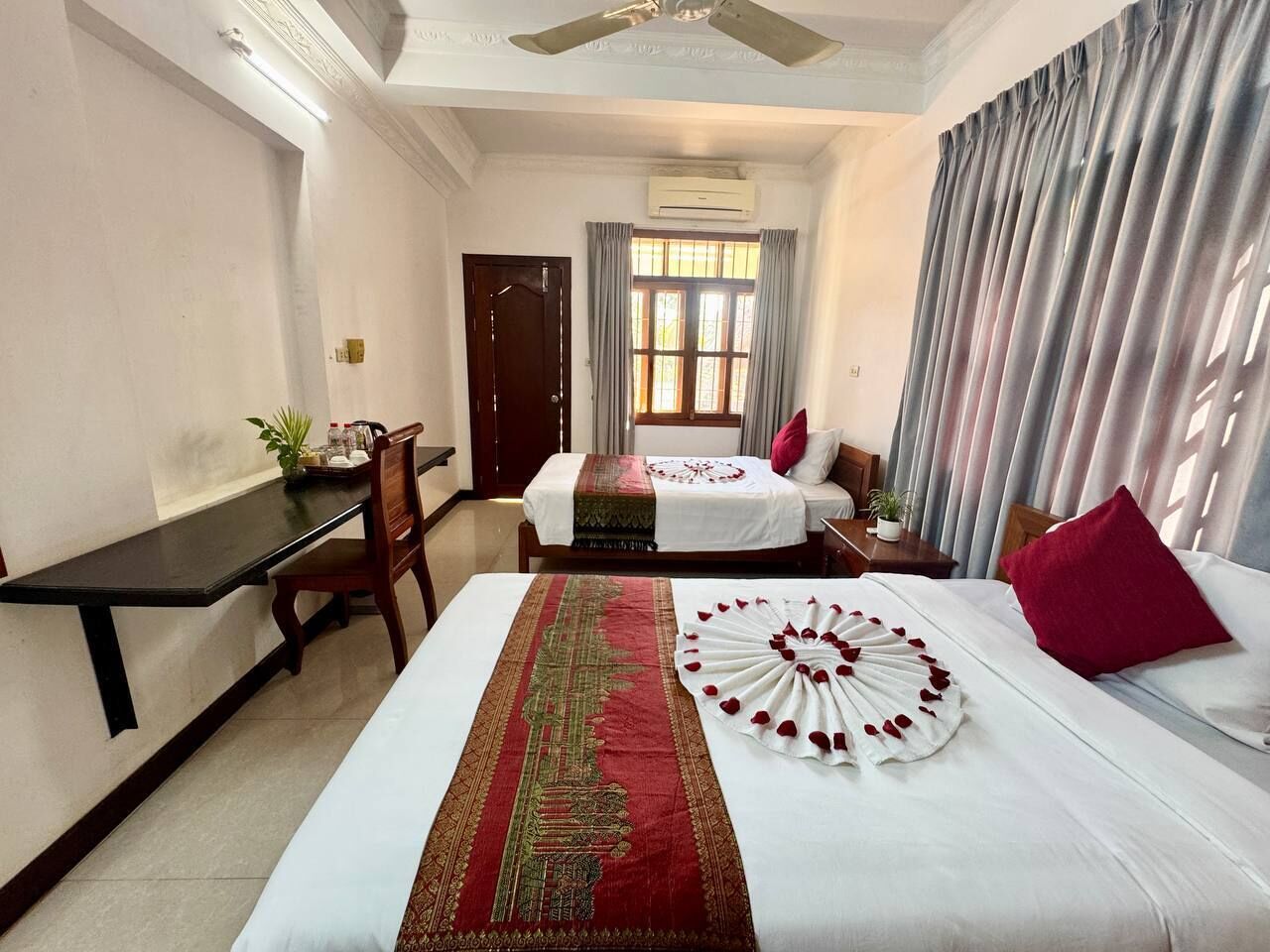 Quarto duplo luxo | Escrivaninha, espaço de trabalho para notebook