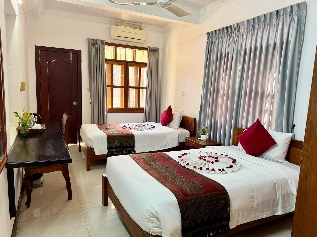 Deluxe Twin Room | Desk, laptop workspace, iron/ironing board, free WiFi