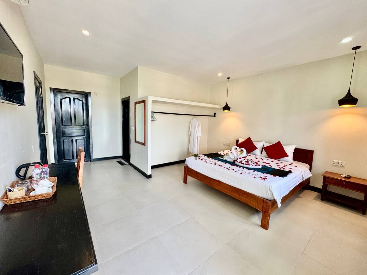 Quarto casal luxo | Escrivaninha, espaço de trabalho para notebook