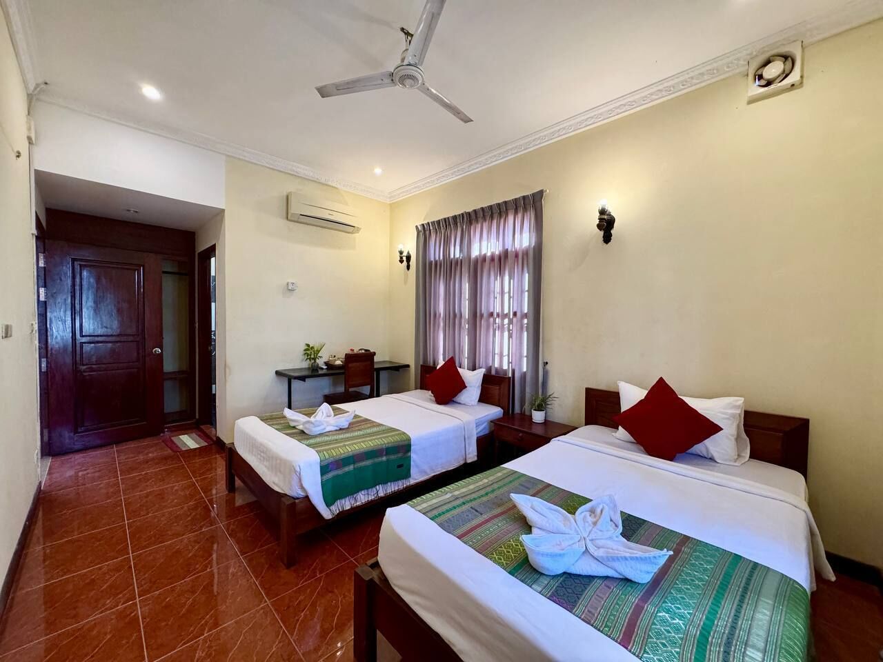 Quarto duplo superior | Escrivaninha, espaço de trabalho para notebook