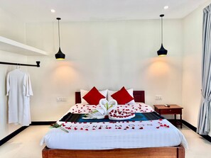 Deluxe Double Room | Desk, laptop workspace, iron/ironing board, free WiFi - SOMA Villa (Siem Reap)