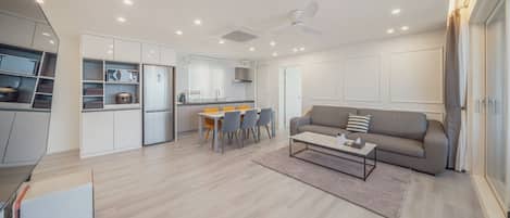 Un espace de vie moderne comprenant une cuisine, un coin repas et un espace détente.