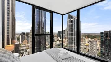 Escritorio, tabla de planchar con plancha, wifi y ropa de cama