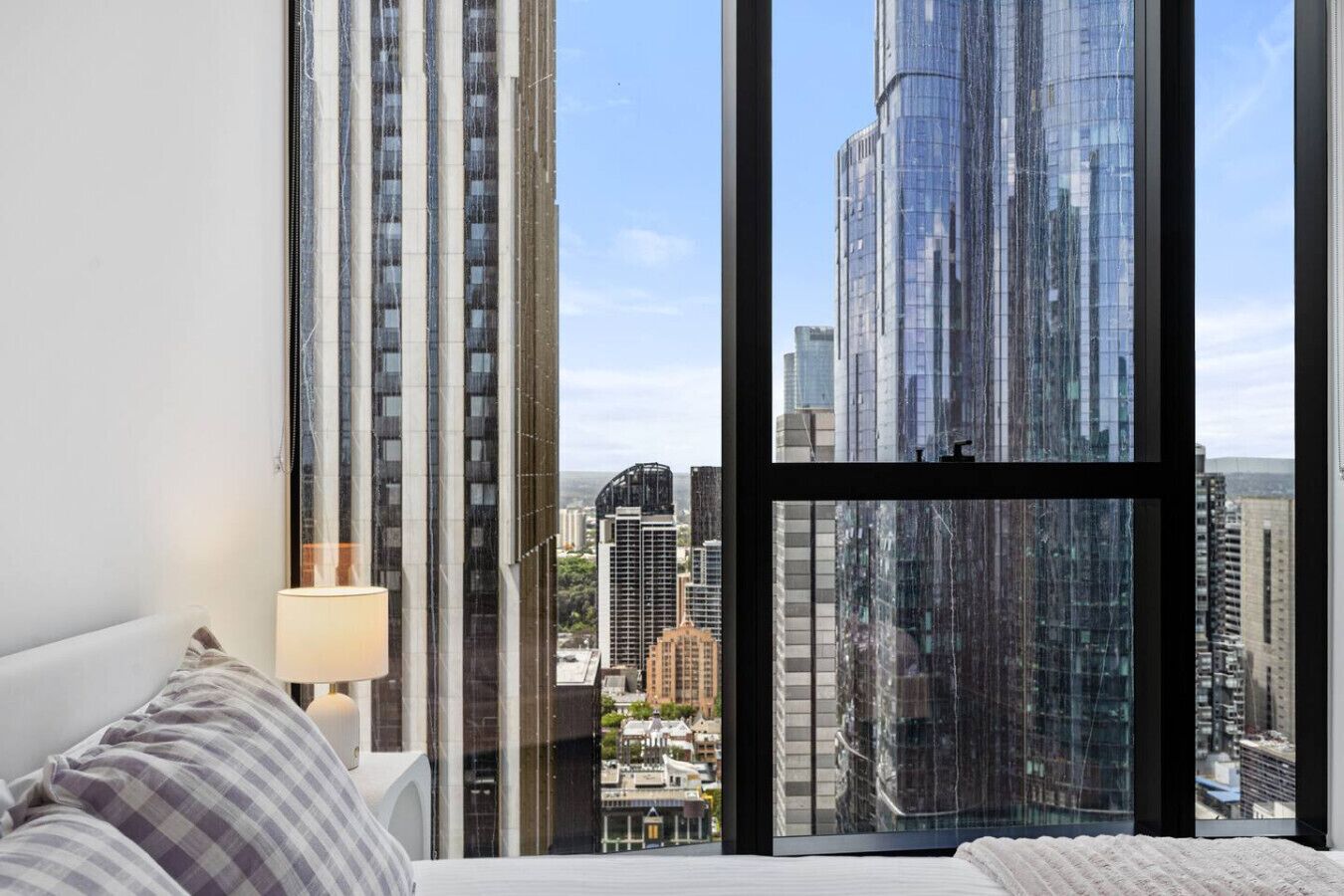 Escritorio, tabla de planchar con plancha, wifi y ropa de cama 