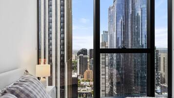 Escritorio, tabla de planchar con plancha, wifi y ropa de cama