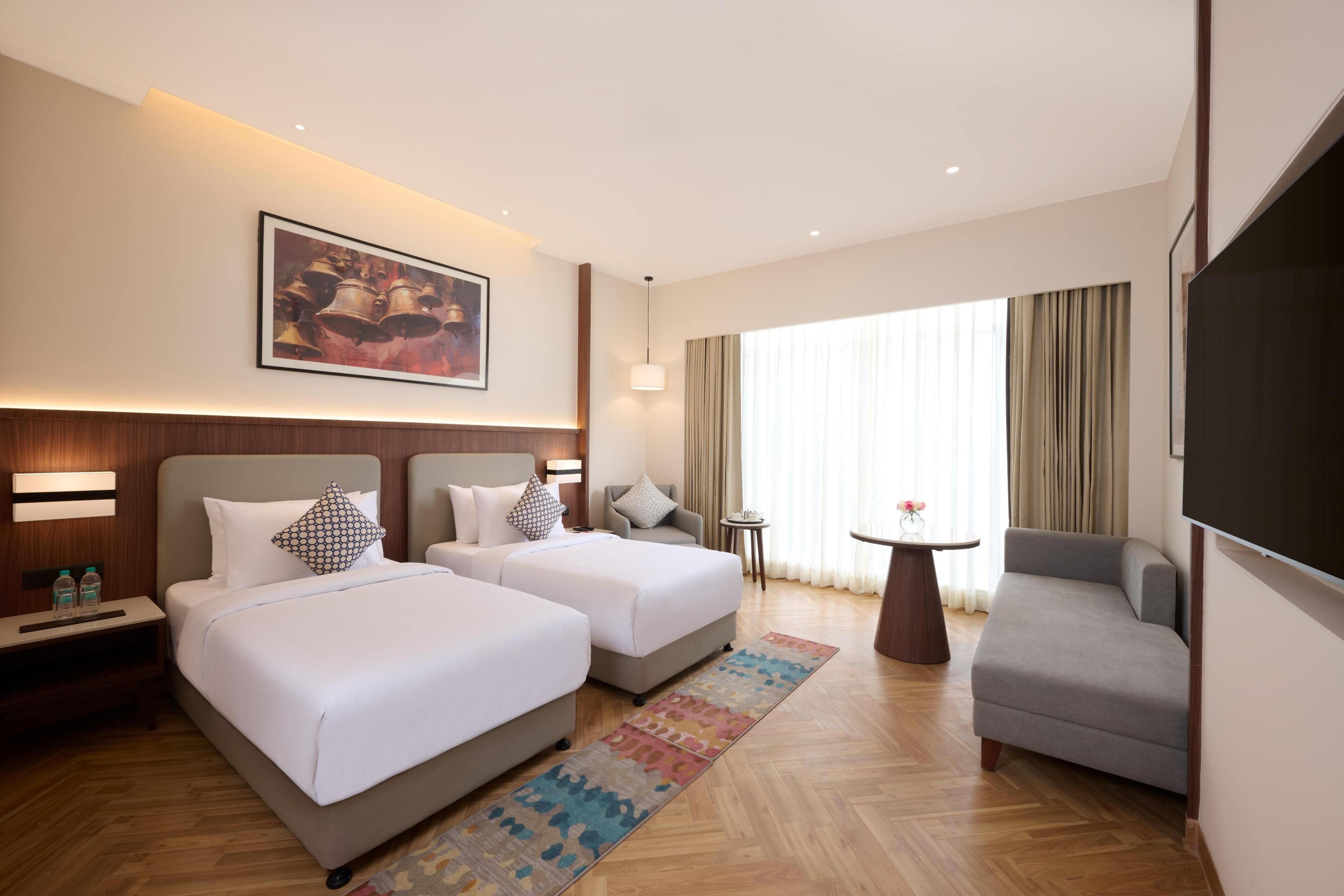 Minibar, caja de seguridad en la habitación y escritorio 