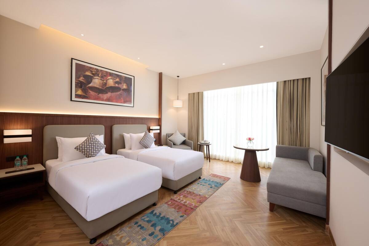 Minibar, caja de seguridad en la habitación y escritorio