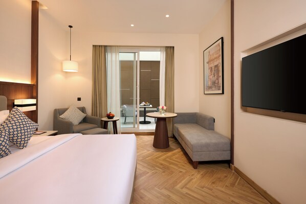 Minibar, caja de seguridad en la habitación y escritorio 