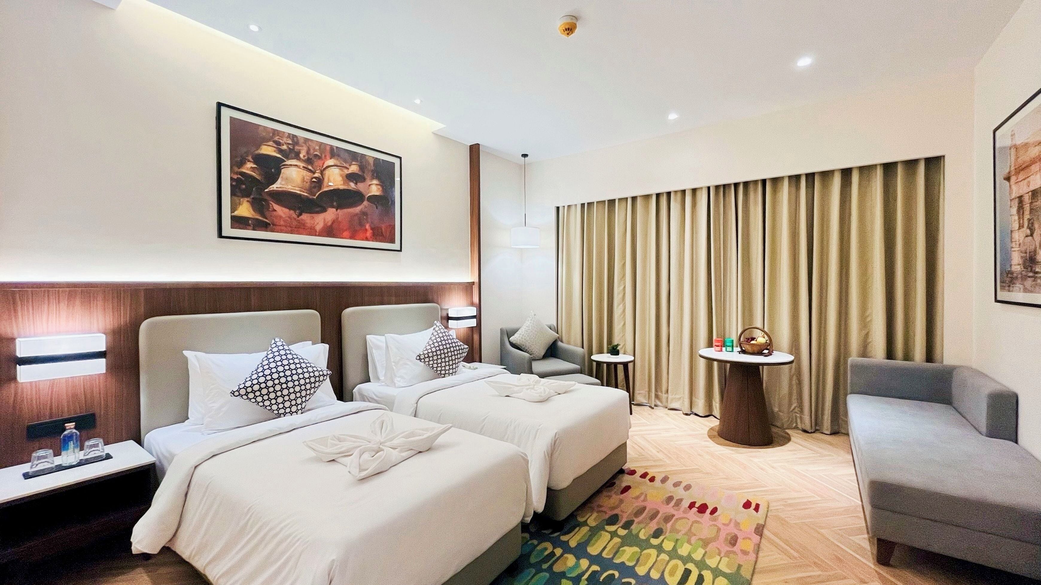 ميني بار ومكتب ومساحة عمل للكمبيوتر المحمول وستائر تعتيم