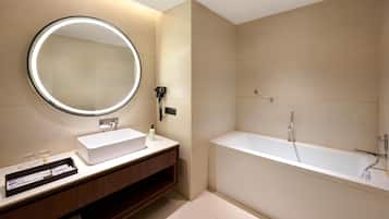 Suite, 1 kingsize bed | Een minibar, een kluis op de kamer, een bureau, een laptopwerkplek