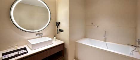 Phòng Suite, 1 giường cỡ king | Minibar, két bảo mật tại phòng, bàn