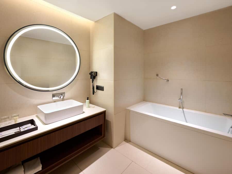 Suite, 1 kingsize bed | Een minibar, een kluis op de kamer, een bureau, een laptopwerkplek