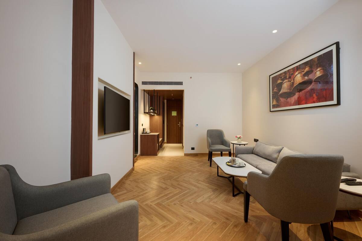 Suite, 1 cama King size | Minibar, caja de seguridad en la habitación y escritorio