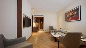 Suite, 1 kingsize-seng | Minibar, safe på rommet, skrivebord og skrivebord for bærbar PC