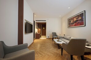 Suite | Área de sala de estar | Televisión de pantalla plana de 55 pulgadas con canales vía satélite 