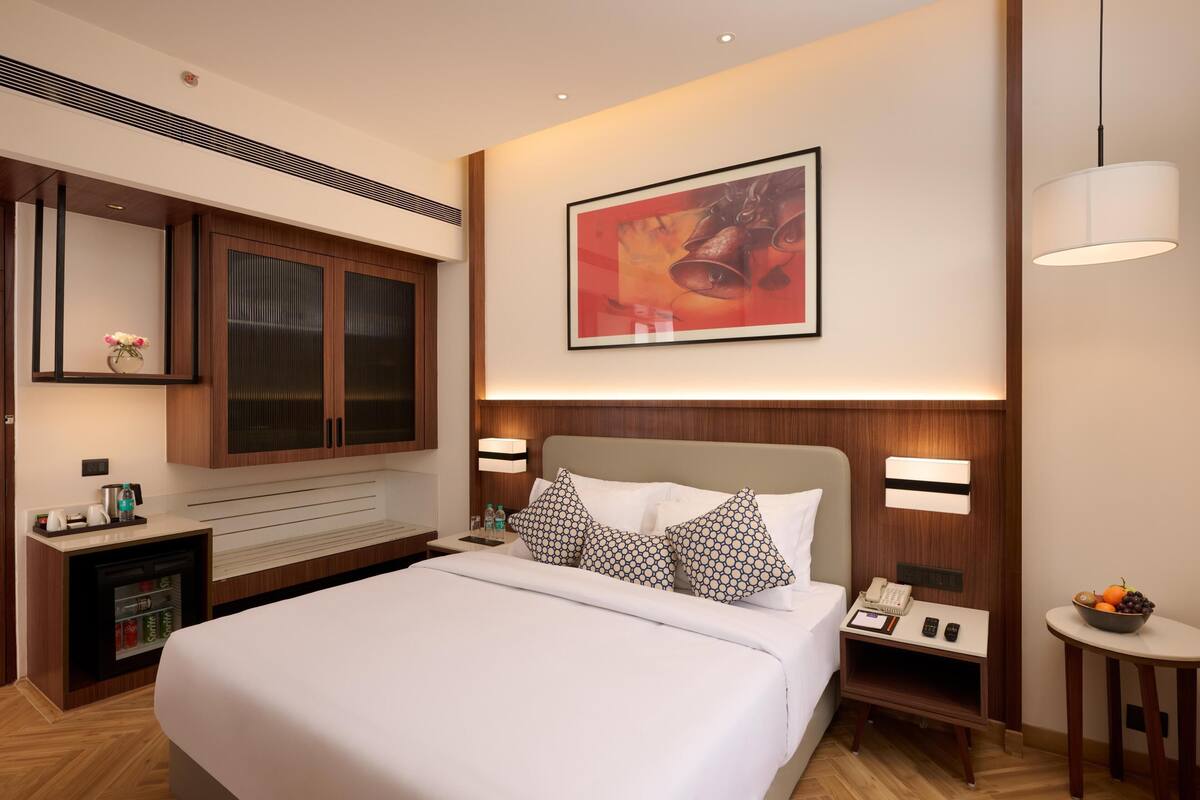 Habitación estándar, 1 cama King size | Minibar, caja de seguridad en la habitación y escritorio