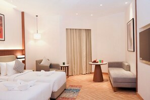 ميني بار ومكتب ومساحة عمل للكمبيوتر المحمول وستائر تعتيم