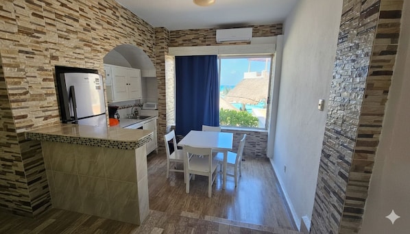 Microwave, cookware/dishes/utensils - Cancún Plaza Beachfront Condos (Cancún)
