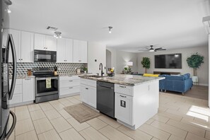 Frigorífico, microondas, horno y placa de cocina