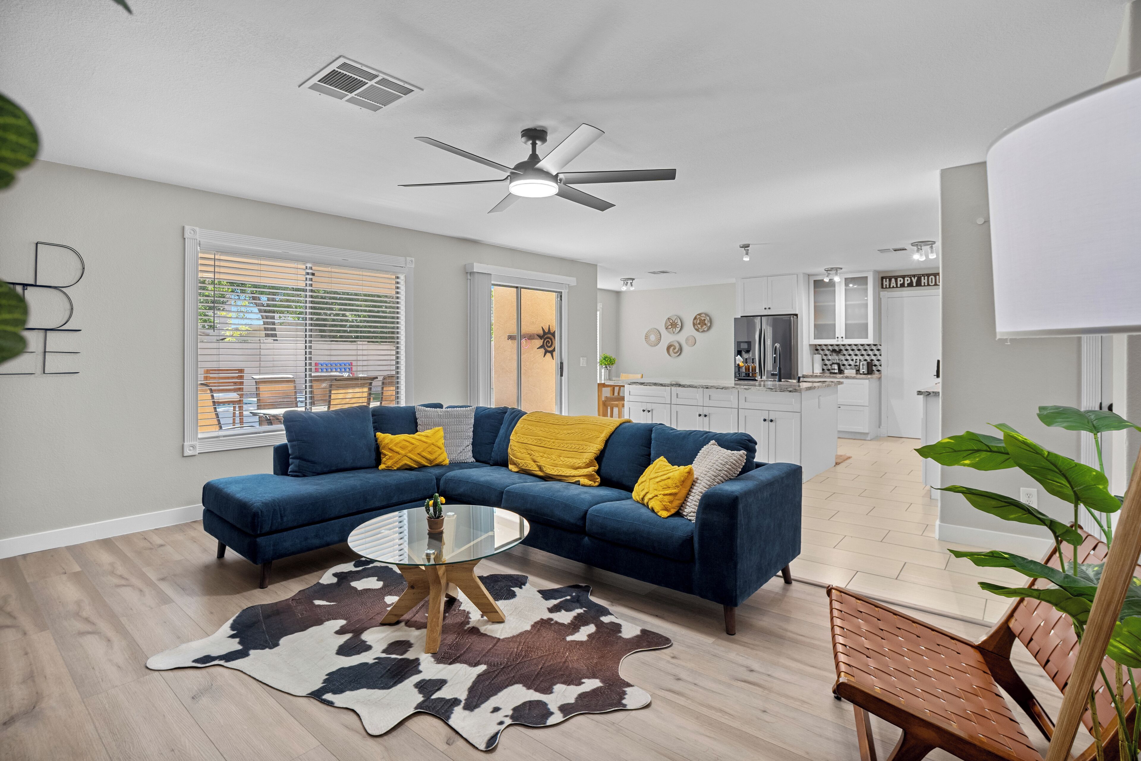 Televisor intel·ligent i llibres 