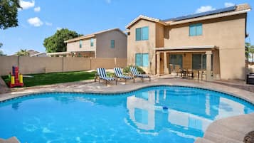 Una piscina al aire libre, una piscina climatizada