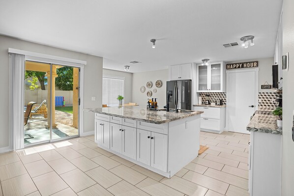 Frigorífico, microondas, horno y placa de cocina