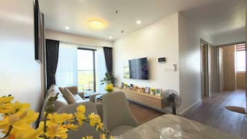 Deluxe Apartment, 3 Bedrooms, Balcony, City View | Living area
