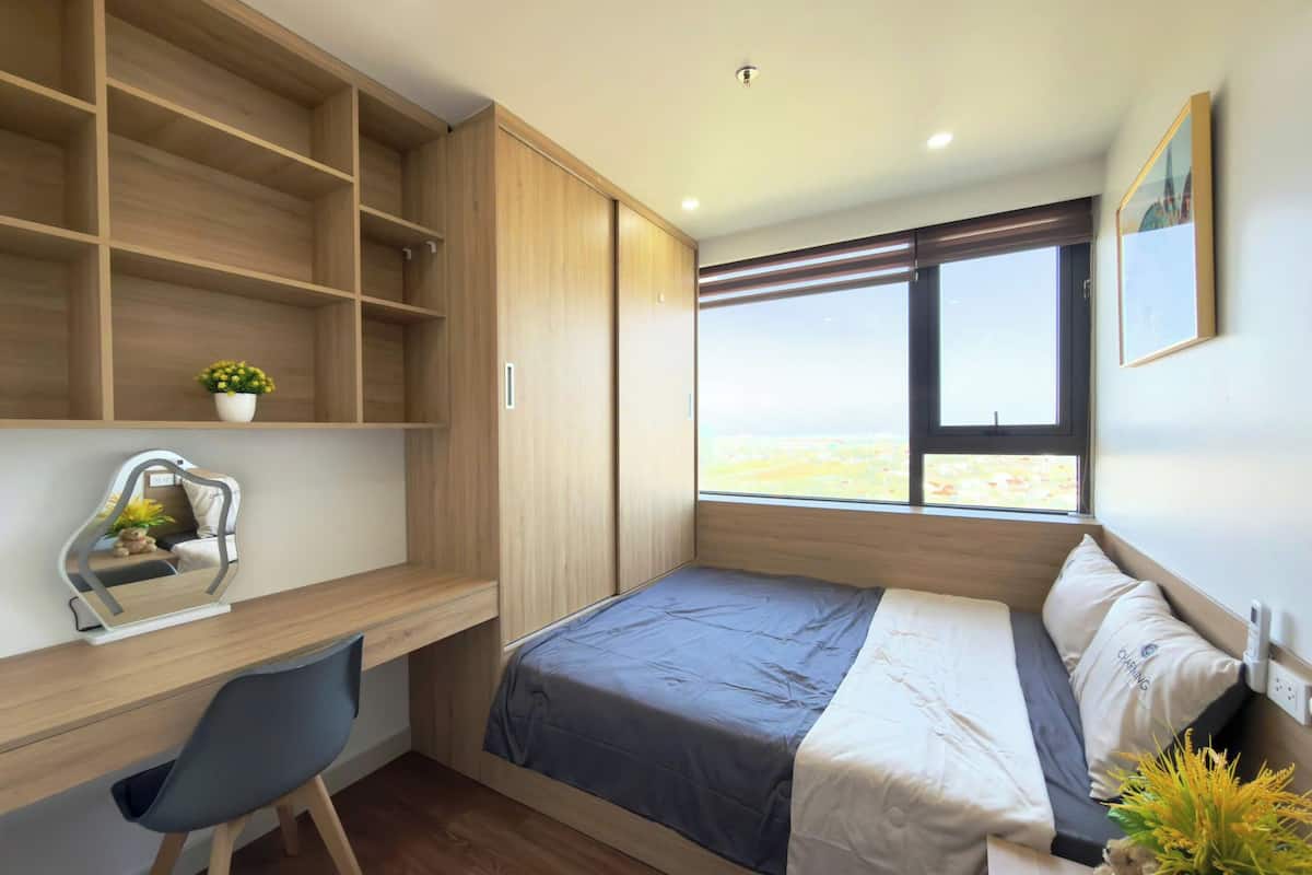 Deluxe-Apartment, Balkon, Stadtblick | Schreibtisch, laptopgeeigneter Arbeitsplatz, schallisolierte Zimmer