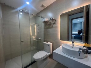 Deluxe Apartment, Balcony, City View | Bathroom - Beer Home Apartment - Hue Free Pool (Thanh Pho Hue)