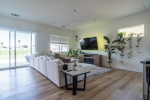 Smart TV - Perfect 3-Bedroom House with Golf & Sunset Views! (Indio)