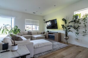 Smart TV - Perfect 3-Bedroom House with Golf & Sunset Views! (Indio)