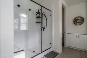 Shower, hair dryer, bidet, towels - Perfect 3-Bedroom House with Golf & Sunset Views! (Indio)