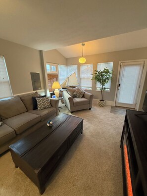 Smart TV - Spacious 3 bedroom, sleeps 6, large bath, kitchen (Buckeye Lake)