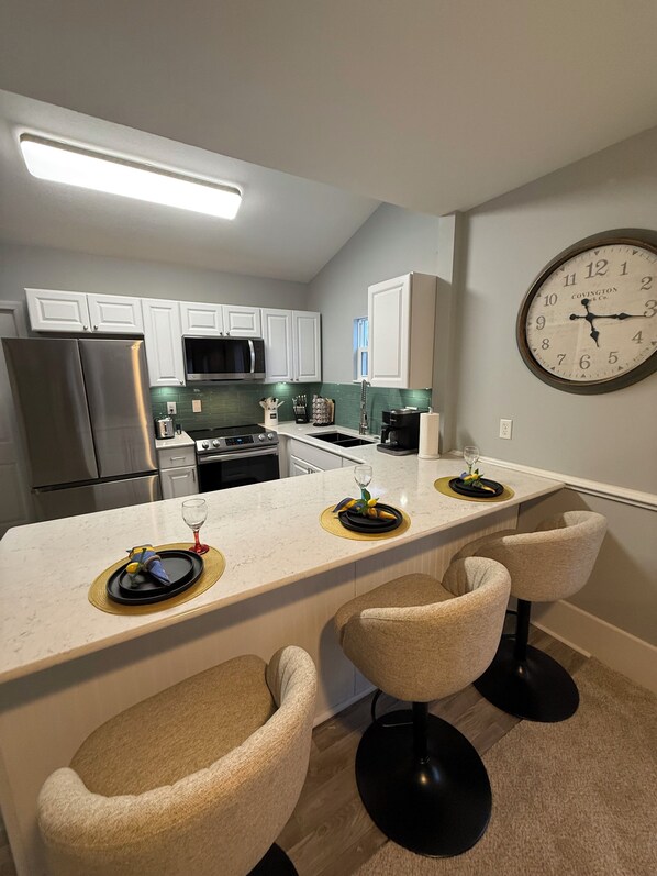 Private kitchen - Spacious 3 bedroom, sleeps 6, large bath, kitchen (Buckeye Lake)