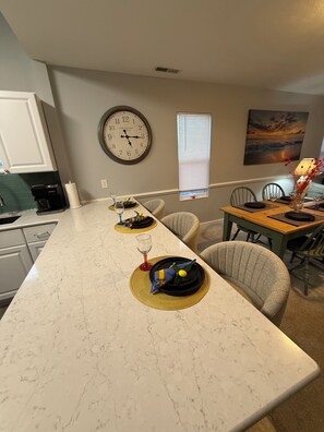 Dining - Spacious 3 bedroom, sleeps 6, large bath, kitchen (Buckeye Lake)