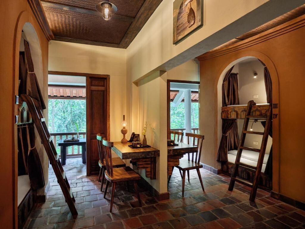 Superior Quadruple Room, Balcony | Dining