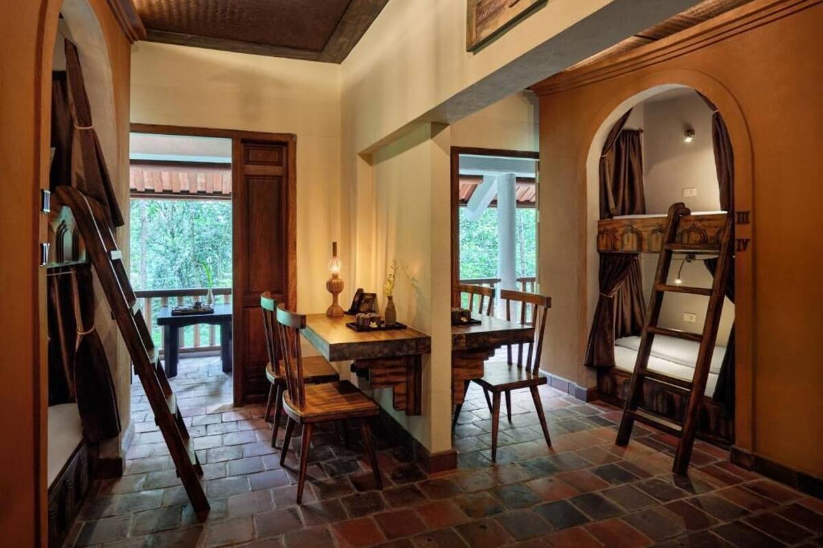 Habitación cuádruple superior, balcón | Escritorio, wifi gratis, ropa de cama