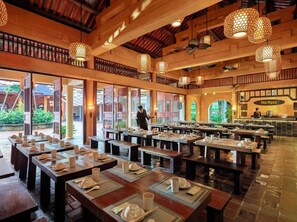 2 restaurantes; se sirven desayunos