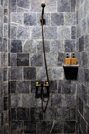 Shower, free toiletries, hair dryer, towels - Yen Tu Village  (Uong Bi)