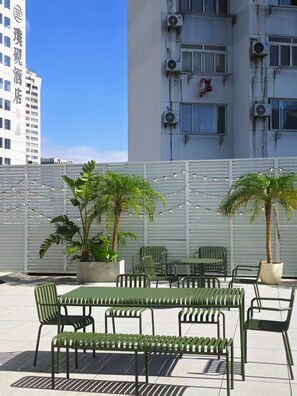 Outdoor dining - Hi Cozy International Youth Hostel (Shanghai)