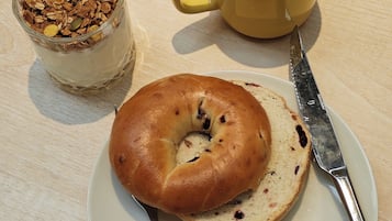 Daily buffet breakfast (CNY 38 per person)